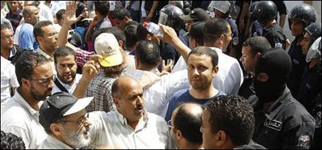 تیونس:مظاہرین نے حملہ کرکے پولیس تھانے کو نذرآتش کردیا
