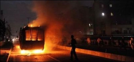 قوم پرستوں کی ہڑتال : کراچی میں فائرنگ پانچ گاڑیاں نذر آتش