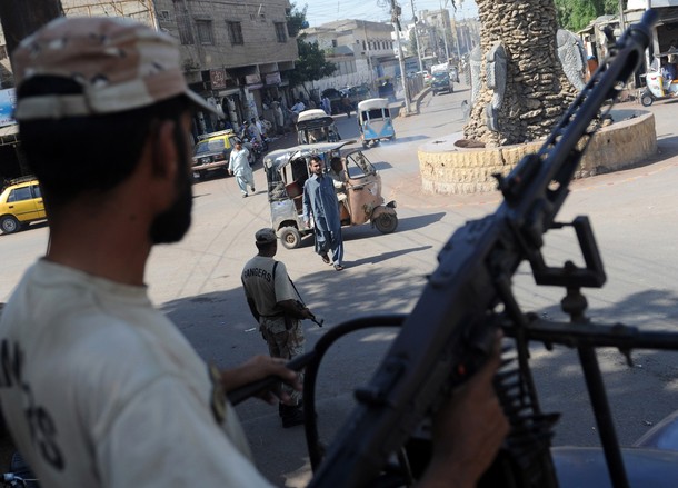 کراچی : کورنگی میں پولیس پر فائرنگ چار ہلاک چالیس زخمی
