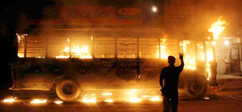 کراچی : جلائی جانے والی بس کا ایک اور زخمی چل بسا، پانچ کی حالت نازک