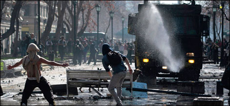 چلی: تعلیمی اصلاحات کیلئے طلبا کے مظاہرے، پولیس کا تشدد