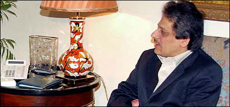 کراچی : گورنر سندھ ڈاکٹر عشرت العباد خان نجی دورے پر لندن روانہ