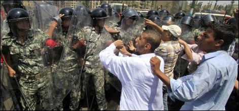 مصر : مشتعل مظاہرین کا پولیس کے مرکز پر حملہ