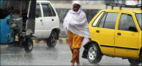 لاہور : بارش کے باعث مکان کی چھت گرنے سے دو خواتین جاں بحق