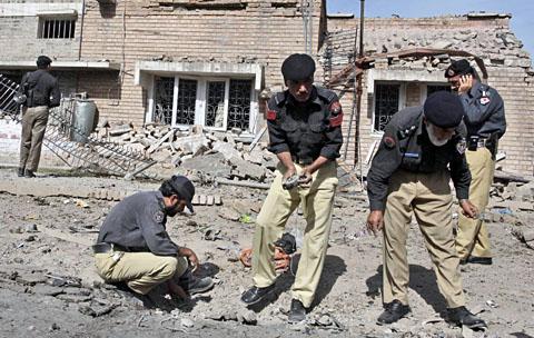 پشاور : اسکول وین پر فائرنگ تین بچوں سمیت چار ہلاک