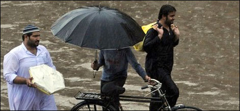لاہور : دھوپ کے دوران موسلا دھار بارش، موسم خوشگوار
