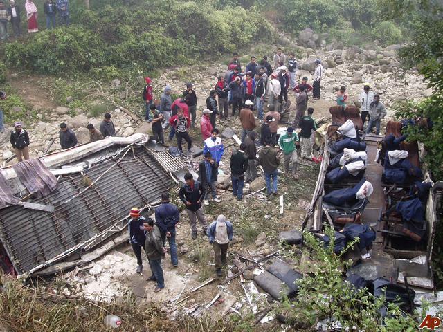 نیپال: بس کھائی میں گرنے سے چالیس افراد ہلاک