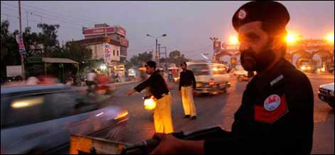کراچی:گاڑی میں دھماکہ، چار ہلاک متعدد زخمی