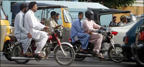 کراچی: آج صبح سے موٹر سائیکل ڈبل سواری پر پابندی