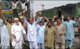 چیکوں سے تنخواہوں کی ادائیگی، ریلوے ملازمین کا احتجاج