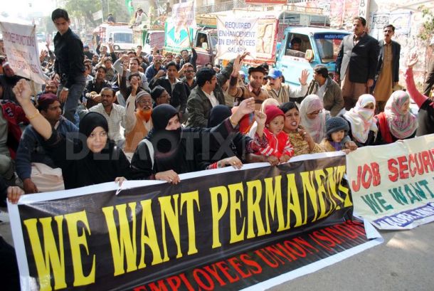 پنجاب: نادرا کے کنٹریکٹ ملازمین کا احتجاج جاری