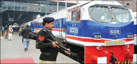 بزنس ٹرین کراچی سے لاہور پندرہ منٹ پہلے پہنچ گئی، سب حیران