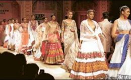نئی دہلی فیشن شو، روایتی بھارتی لباس میں ماڈلز کی واک