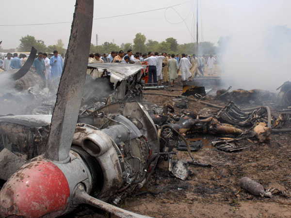 لاہور میں تربیتی طیارہ گرکر تباہ،2 افراد جاں بحق