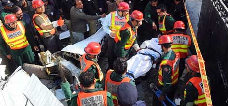 لاہور طیارہ حادثہ: انیتا اور وقار کی میتیں کراچی پہنچا دی گئیں
