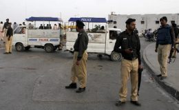 کراچی: لیاری میں پولیس اور مظاہرین میں جھڑپ، میدان جنگ کا منظر