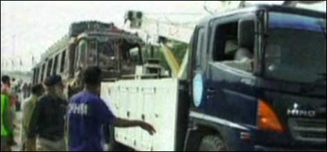 کراچی: ڈالمیا کے قریب بس لٹ گئی، مسافر جاں بحق، سات زخمی