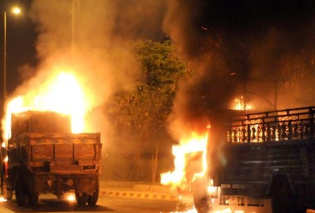 کراچی : اے این پی کا کارکن فائرنگ سے ہلاک،گاڑیاں نذرآتش