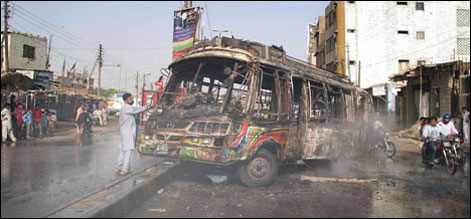 کراچی ایک بار پھر تشدد کی لپیٹ میں، فائرنگ ہنگامہ آرائی جاری