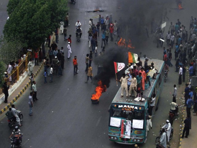 کراچی: کشیدگی برقرار، ہوائی فائرنگ اور ہنگامہ آرائی