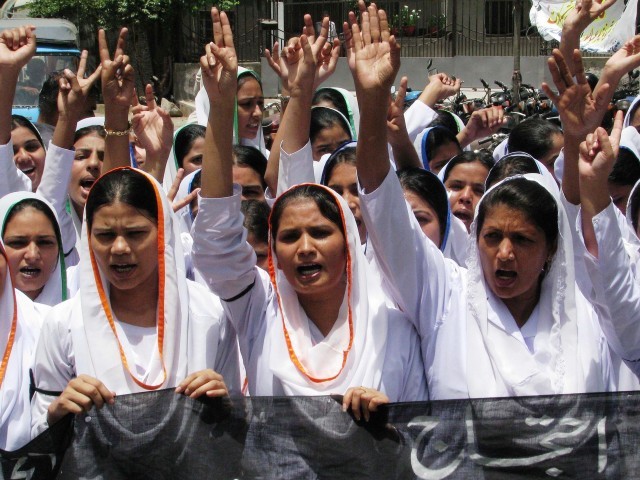 کراچی میں نرسوں اور پیرامیڈیکل اسٹاف کا احتجاج جاری