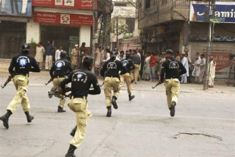 کراچی: گھاس منڈی میں پولیس مقابلہ ،2 ڈاکو مارے گئے