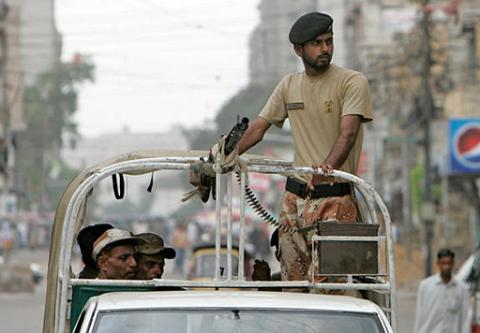 کراچی : راکٹ اور دستی بم سے حملہ، فائرنگ سے کئی افراد زخمی