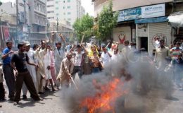 کراچی : لسبیلہ میں لوڈ شیڈنگ کے خلاف احتجاج، ٹائر نذر آتش