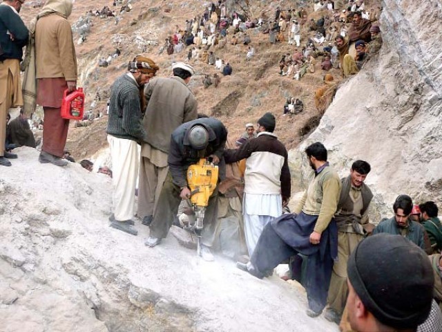 ایبٹ آباد : تیز رفتاری کے باعث کار الٹ گئی،2 افراد جاں بحق،4 زخمی