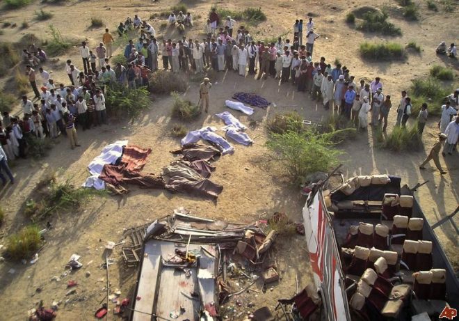 بھارت : گورکھپور میں دو بسوں میں تصادم، 20افراد ہلاک،30زخمی