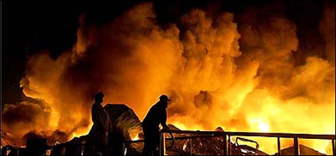 کراچی میں ایک مارکیٹ اور بینک کی عمارت میں آتشزدگی