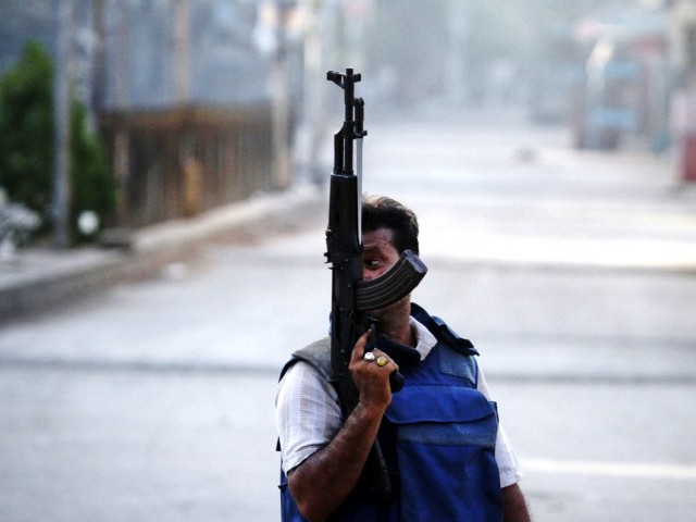 کراچی : لیاری میں بکتربند پر دستی بموں اور راکٹ سے حملہ