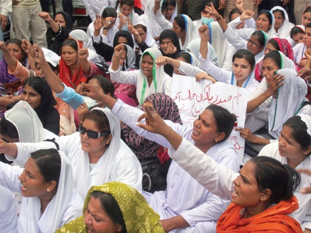 کراچی: نرسوں سے اظہار یکجہتی، اندرون سندھ سے نرسیں شریک
