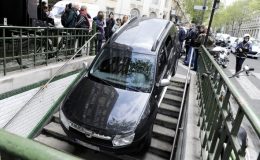 پیرس: ڈرائیور نے کار سیڑھیوں پر ہی پارک کردی