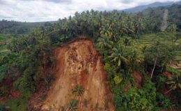 انڈونیشیا : لینڈ سلائیڈنگ کے باعث 8 افراد ہلاک