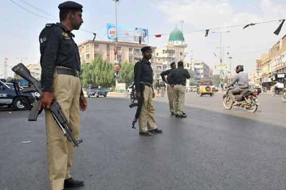کراچی: ڈی آئی جی سلیم صدیقی سے ڈاکو پستول چھین کر فرار