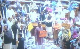 قومی اسمبلی: ن لیگ کا احتجاج جاری، سپیکر کی نشست کے سامنے دھرنا