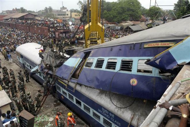 آندھرا پردیش میں ٹرین حادثہ ، 14 افراد ہلا ک، 30 زخمی