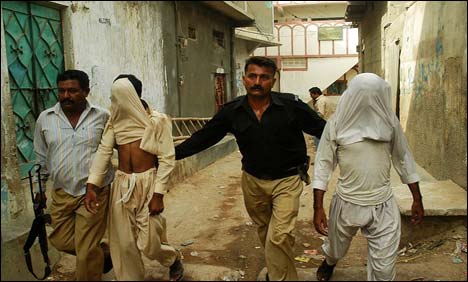 کراچی ، شانتی نگر میں پولیس کی کارروائی، 13ملزمان گرفتار