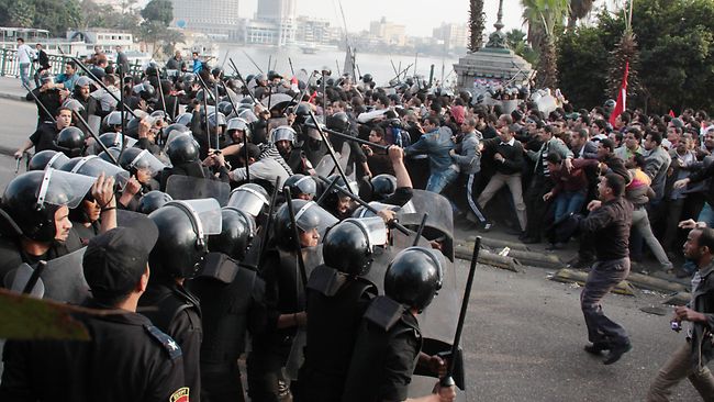 مصر میں فوجی اقدامات کے خلاف عوام التحریر اسکوائر پر جمع