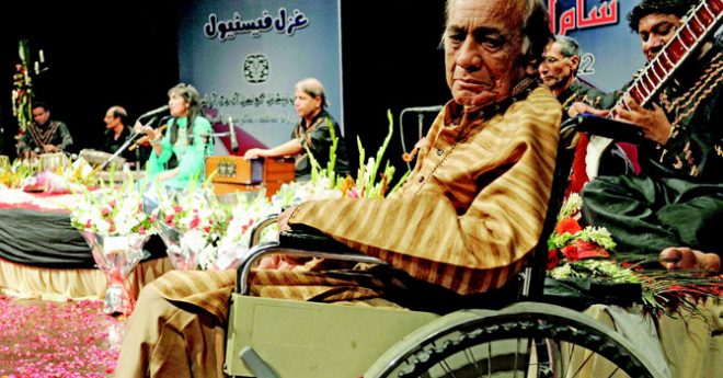 مہدی حسن کا سوئم، رہائش گاہ پر مداحوں کی بڑی تعداد موجود