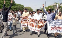 پنجاب کے ینگ ڈاکٹرز پھر ہڑتال پر، مریض مشکلات کا شکار