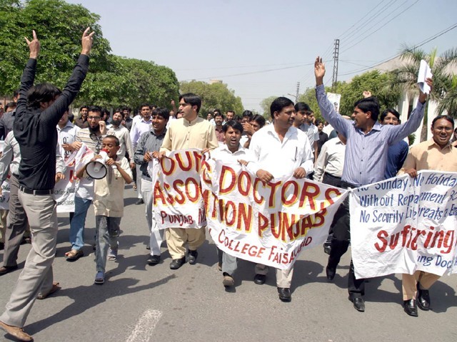 پنجاب : ینگ ڈاکٹروں کو ہڑتال ختم کرنے کیلئے آج کی ڈیڈ لائن