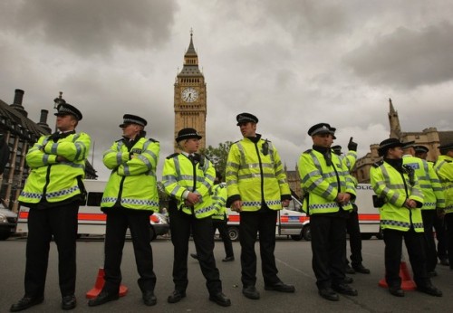 لندن میں انسداد دہشت گردی کے خلاف آپریشن، خاتون گرفتار