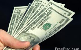 روپے اور ڈالر کی جنگ میں ڈالر کا پلہ بھاری