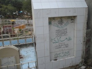 grave of iqbal's mother