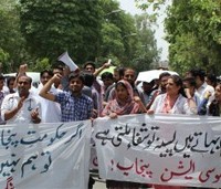 young doctors punjab Protest