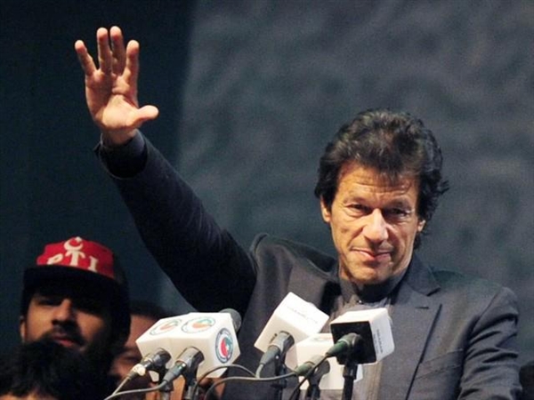 عمران خان کا خواجہ آصف کو عدالت لے جانے کا اعلان