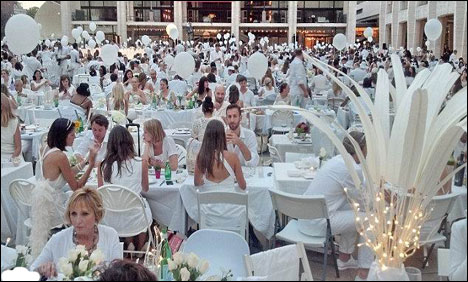 نیویارک:فلاش موب ڈنر کا انعقاد،3000 افراد کی سفید لباس میں شرکت