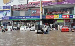 لاہور : بارش کے پانی کی نکاسی میں تاخیر سے شہری پریشان